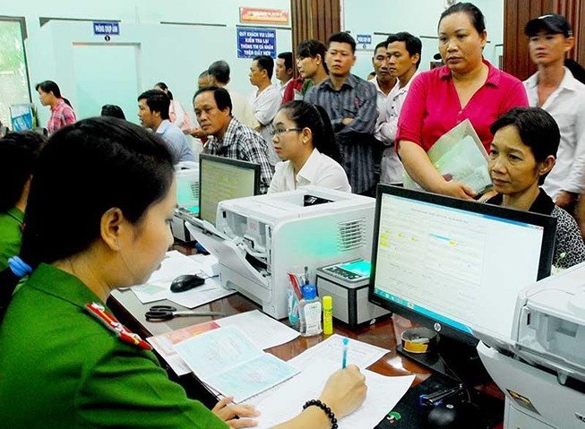 市民輪候辦理簽發身份證手續。