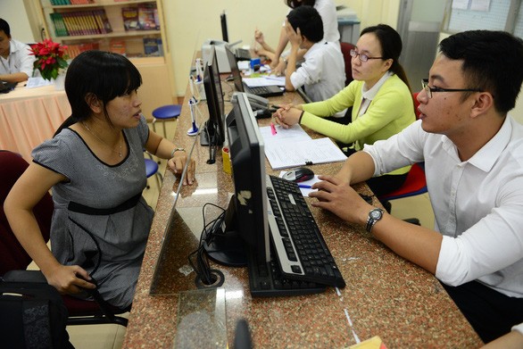 第一郡稅務分局幹部協助納稅人匯算清繳個人所得稅。