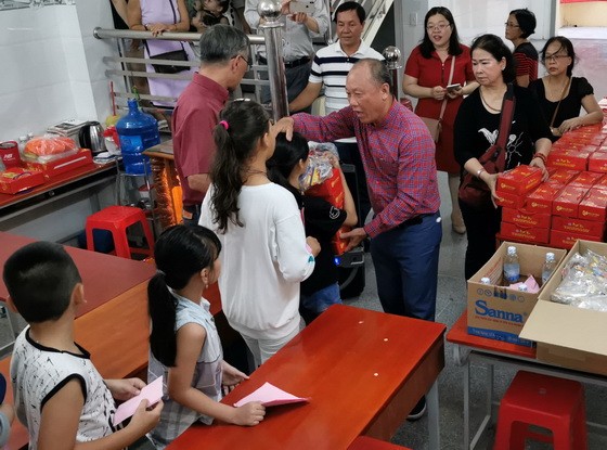 小朋友獲贈送月餅與花燈。