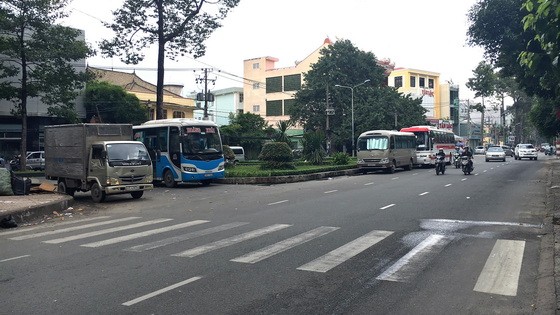 不少客車日夜佔用街道作為存車場。