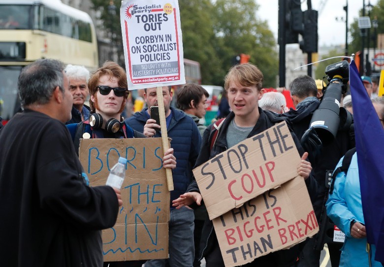 不少民眾希望“脫歐”亂局早日落幕。（圖源：AP）