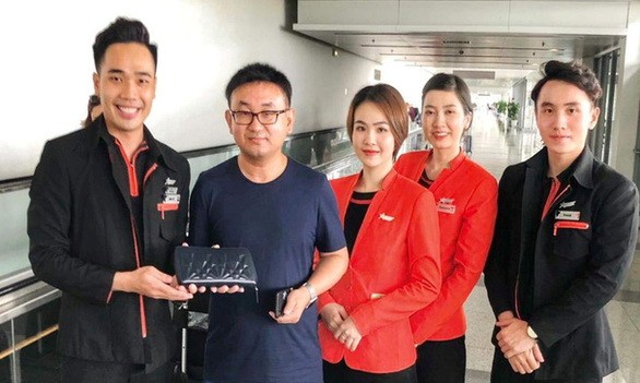 捷星太平洋航空公司乘務員組向失主歸還護照。