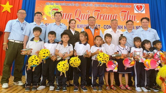 平陽省台商會會長吳俊瑩(右四)及各代表與少兒們合影。