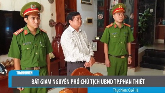 藩切市人委會副主席陳黃魁(中)站立著聽取執法警員宣讀逮捕令。（圖源：TNO視頻截圖）