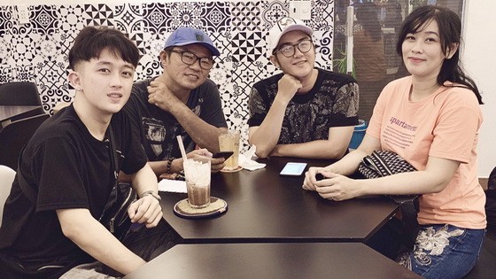 許國洲(左二)與歌友們商討籌備音樂會工作留影。