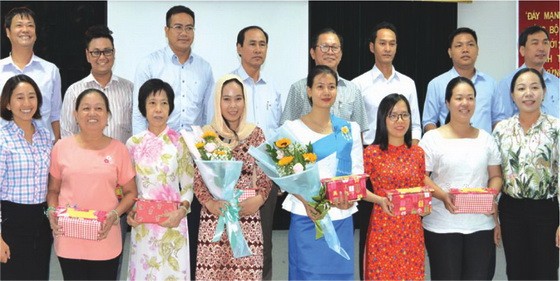 主辦方贈送禮物給考生合照。