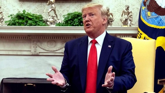 美國總統特朗普在白宮橢圓廳接受媒體採訪。（圖源：AFP）