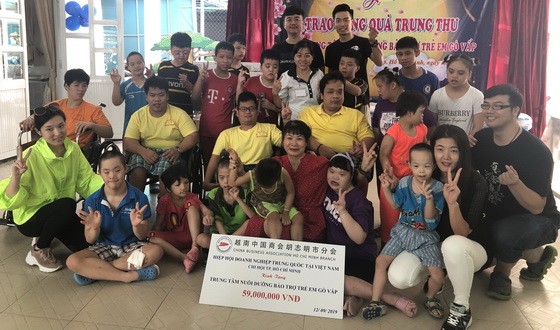 吳美玲秘書長（前排右四）及代表團與舊邑郡兒童輔育中心殘疾孤兒合影。