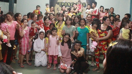 市師大中文系大學生向清貧病童贈送禮物。