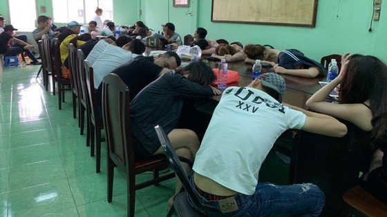 35 青年酒吧吸毒被查 ảnh 1