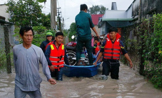 平陽省公安協助民眾遷離受淹區。（圖源：越通社）