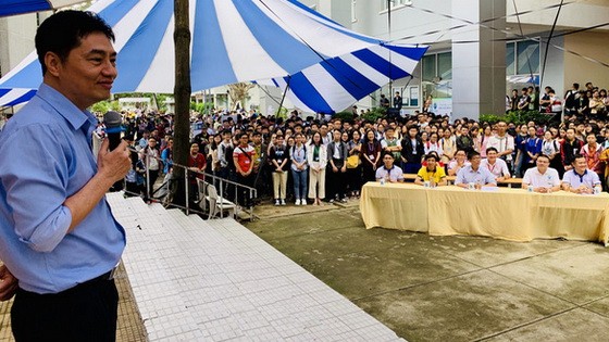 市醫藥大學華人校長陳葉俊副教授、博士在“新生開啟新里程盛會”上發表講話。