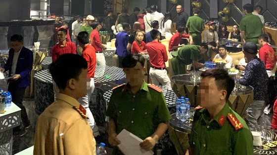 職能力量對386酒吧進行突擊檢查時現場。（圖源：警方提供）