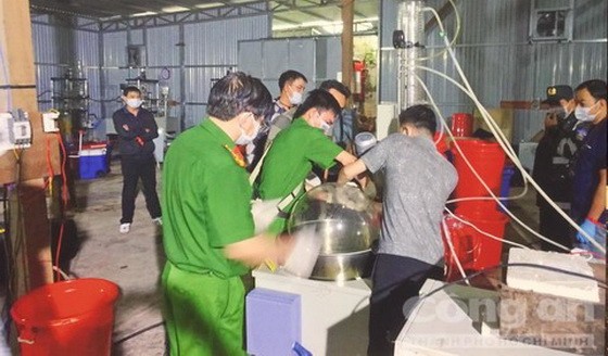 職能力量突擊檢查時人贓並獲7名歹徒，扣留大量綜合毒品及毒品前體物質。（圖源：市公安報）