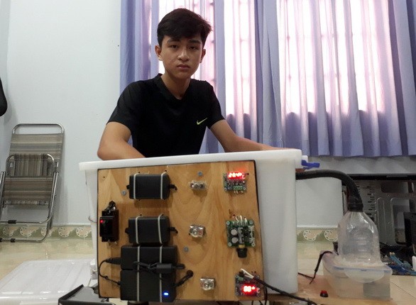 杜煌英與其自創的孵蛋機。