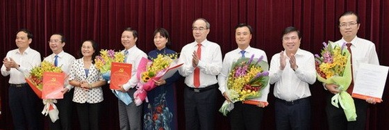 市領導向５位同志頒發委任《決定》。（圖源：越勇）