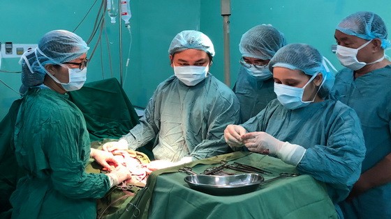 醫護團隊經逾1小時急救後，終於把阿T 從「鬼門關」拉了回來。（圖源：市雄王產育醫院）