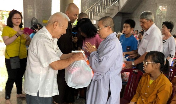由本市若干醫生及華人企業家組成的慈善團日前前往頭頓市慈光禪寺展開贈醫施藥活動。