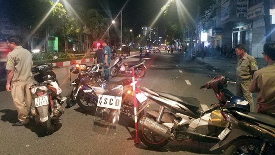 職能力量聞訊後趕抵事發現場、追捕若干對象並沒收空子彈殼及銳器。（圖源：阮龍）