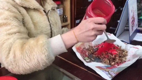 雄黃粉末被加入到清潔房屋的芳香療法藥包。