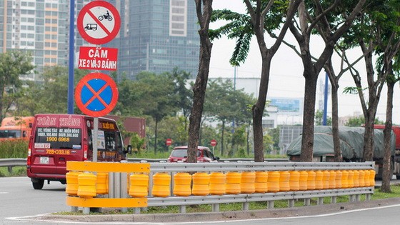 圖為梅志壽街上安裝的轉子護欄。（圖源：周俊）