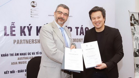 AMPA Education(右)與AMEB代表握手預祝合作成功。