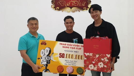 大發餅家總經理許玉林頒發特別獎。