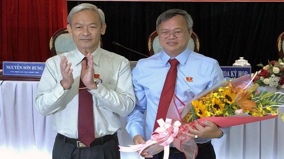 同奈省省委書記阮富強（左）向同奈省人委會主席高進勇增送鮮花祝賀。（圖源：S.Đ）