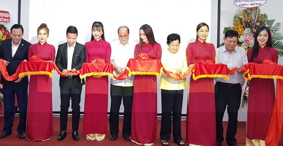 第六郡人委會領導與企業家為新會場啟用舉行剪綵儀式。