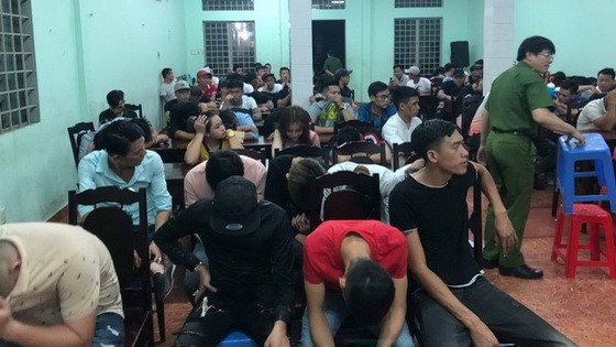 對毒品呈陽性反應的145名男女青年被扣留在公安派出所。（圖源：明心）