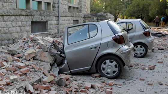汽車被砸壞 。（圖源：互聯網）
