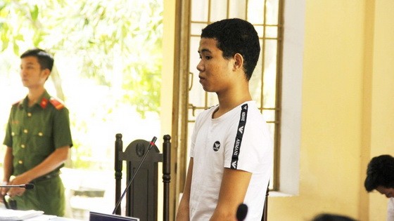 被告人阮文海站在被告席上答審判員問案。