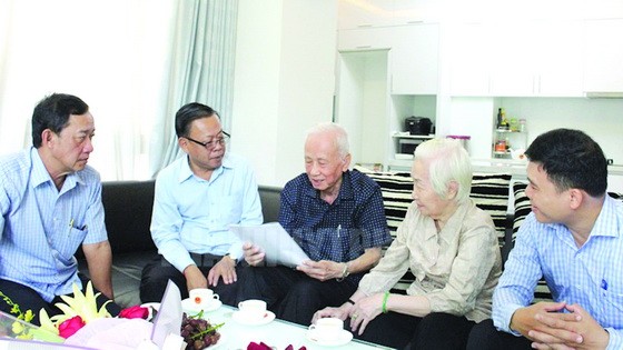 本市幹部團前往探望中央和市委民運處原領導。