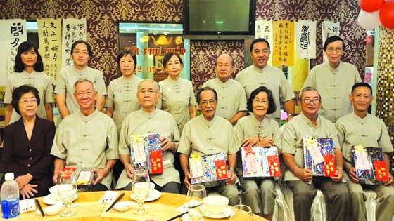 執委會向高齡會員贈送禮物祝賀。