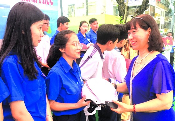 祥源公司經理杜如美向青少年贈送安全帽。