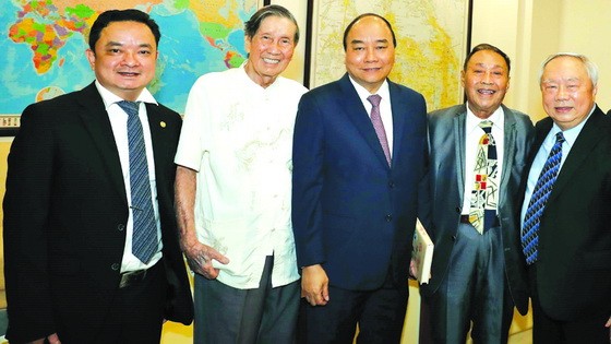 政府總理阮春福（中）出席越南少年軍校成立70週年紀念聚會。（圖源：越通社）