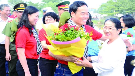 市委副書記武氏蓉送花祝賀代表團。（圖源：龍湖）