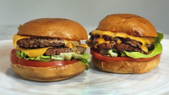 美國一公司用人造肉製作的漢堡。（圖源：AP）