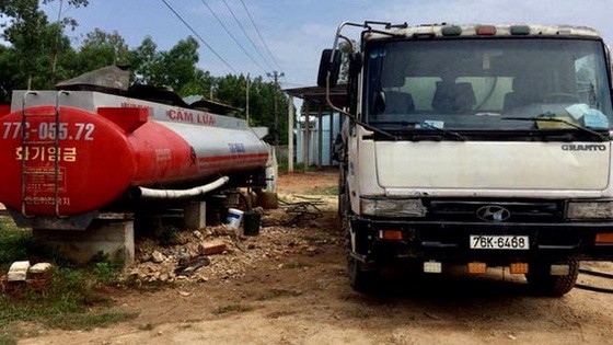 涉案的運輸工具及假柴油配製容器等物證。