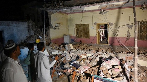 由於震源深度較淺，周邊地區都震感強烈，建築物和公共設施受損嚴重。（圖源：互聯網）