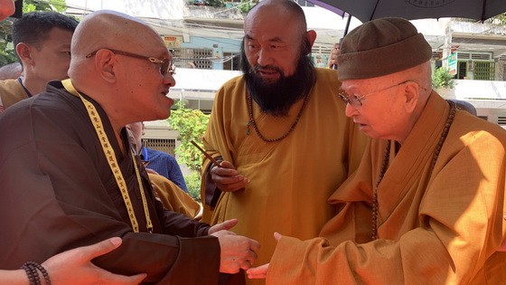 來自世界各地的高僧大德於昨(25)日陸續抵達本市以共襄盛舉。