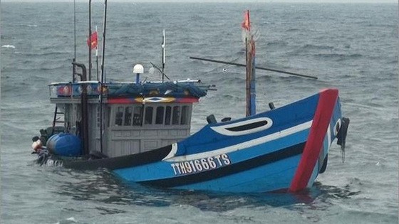 在海上遭遇沉船事故的 TT.H 91666TS號漁船。（圖源：VOV）