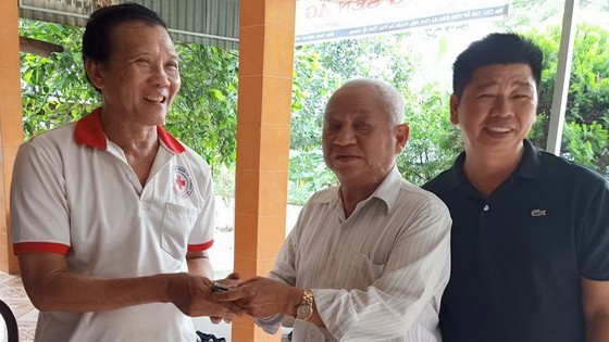 李庭輝總務（中）向安江省安富縣永厚鄉紅十字會移交建溫情屋經費。