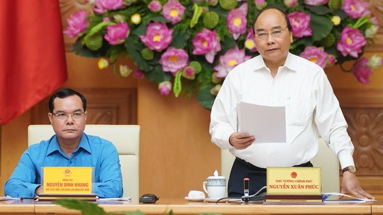 政府總理阮春福（右）在會議上發表講話。（圖源：光孝）