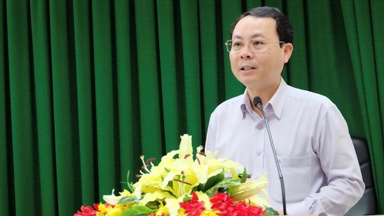 市委檢查委員會主任阮文孝在監管幹部工作和反腐工作專題培訓班開課儀式上致詞。（圖源：市黨部新聞網）