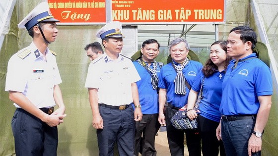 陳留光同志（右一）和代表團親切問候、動員土硃邊防哨所執行任務的幹部、戰士。（圖源：市黨部新聞網）