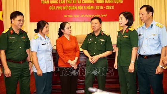 黎賢雲中將（右三）同與會代表交談。