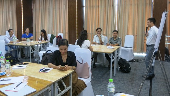 記者們討論有關如何提高制止假新聞技能。（圖源：梅香）