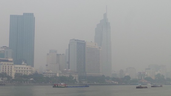 造成本市霧霾污染情況的原因是逆熱輻射現象，結合空氣濕度高，導致積聚與凝結在空氣中原有的污染物質，造成光化學失明現象。（圖源：長源）