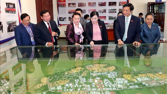 國會主席阮氏金銀（左三）參觀萬象省基礎設施發展模式。（圖源：越通社）